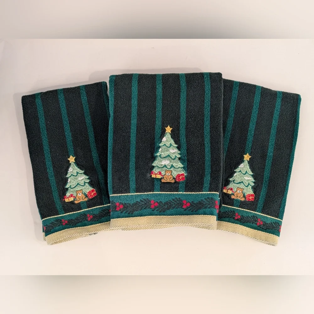 Vtg Linens N Things Christmas Towel Set Bath Hand Towels Velour USA Embroidered